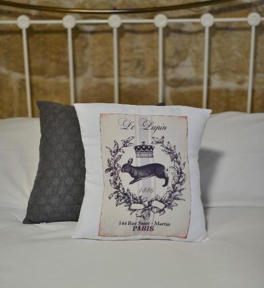 اتاق لوکس با بالکن, The Burrow Guest House