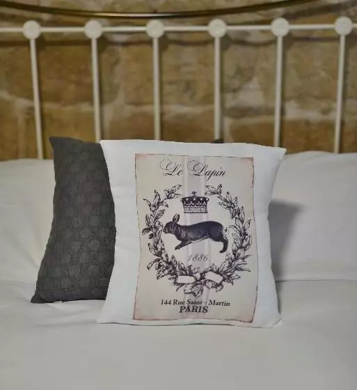 اتاق لوکس با بالکن, The Burrow Guest House