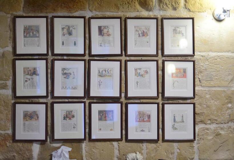 اتاق لوکس با بالکن, The Burrow Guest House