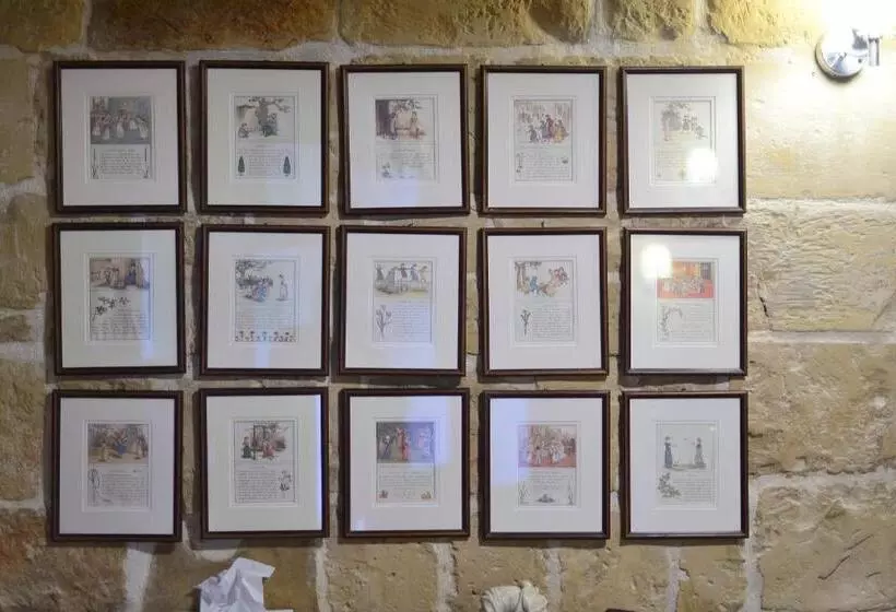 اتاق لوکس با بالکن, The Burrow Guest House
