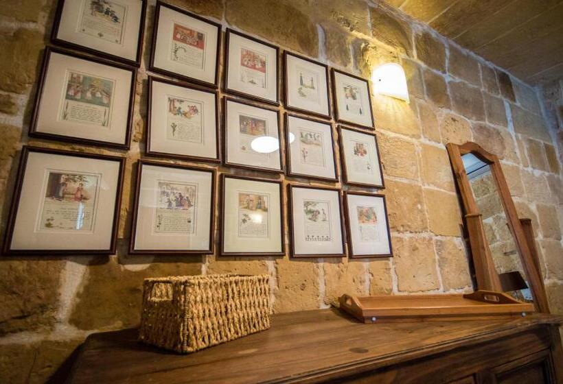 اتاق لوکس با بالکن, The Burrow Guest House