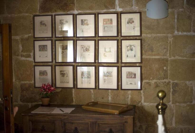 اتاق لوکس با بالکن, The Burrow Guest House