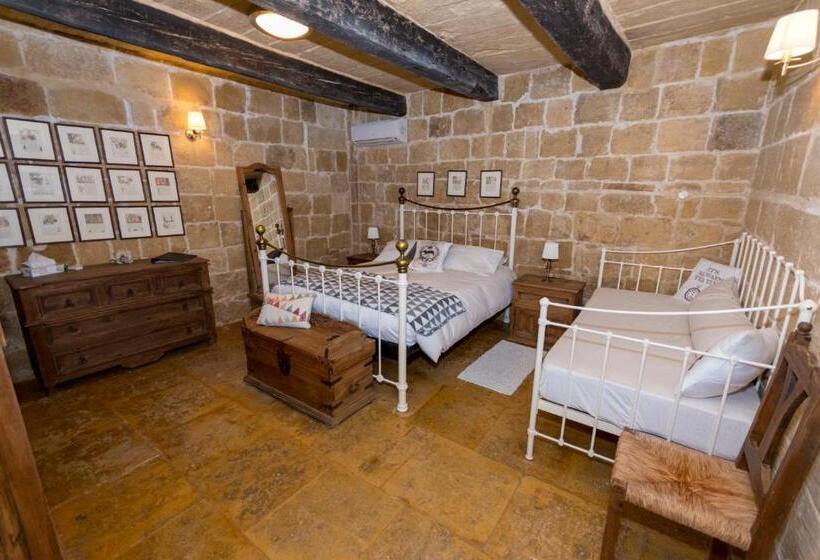 اتاق لوکس با بالکن, The Burrow Guest House