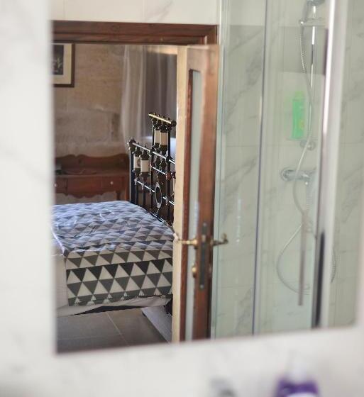 اتاق لوکس, The Burrow Guest House