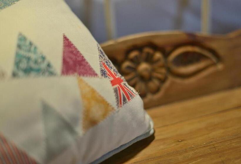 اتاق لوکس, The Burrow Guest House