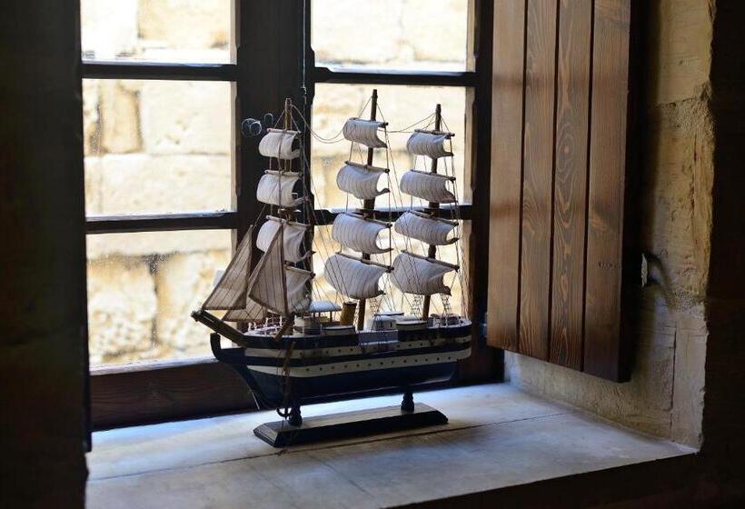 اتاق لوکس یک تخته, The Burrow Guest House