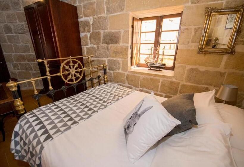 اتاق لوکس یک تخته, The Burrow Guest House