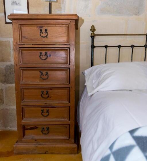 اتاق استاندارد با چشم‌انداز باغ, The Burrow Guest House