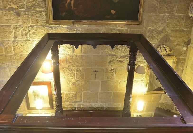 سوییت لوکس, The Burrow Guest House