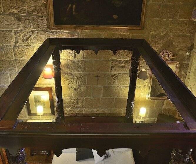 سوییت لوکس, The Burrow Guest House