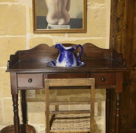 سوییت لوکس, The Burrow Guest House