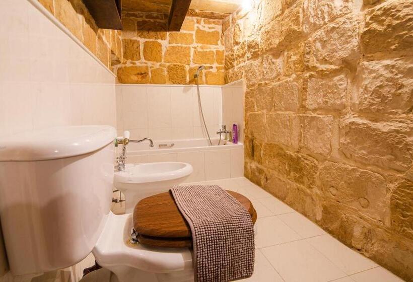 سوییت لوکس, The Burrow Guest House