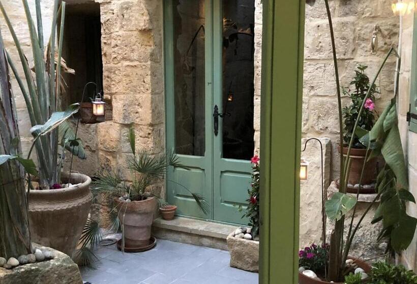 سوییت, The Burrow Guest House