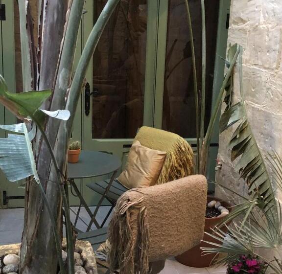 سوییت, The Burrow Guest House