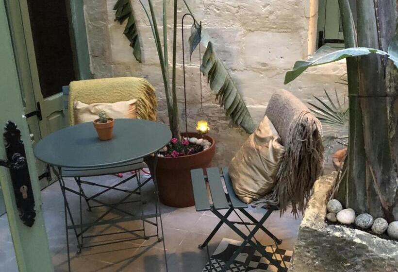 سوییت, The Burrow Guest House