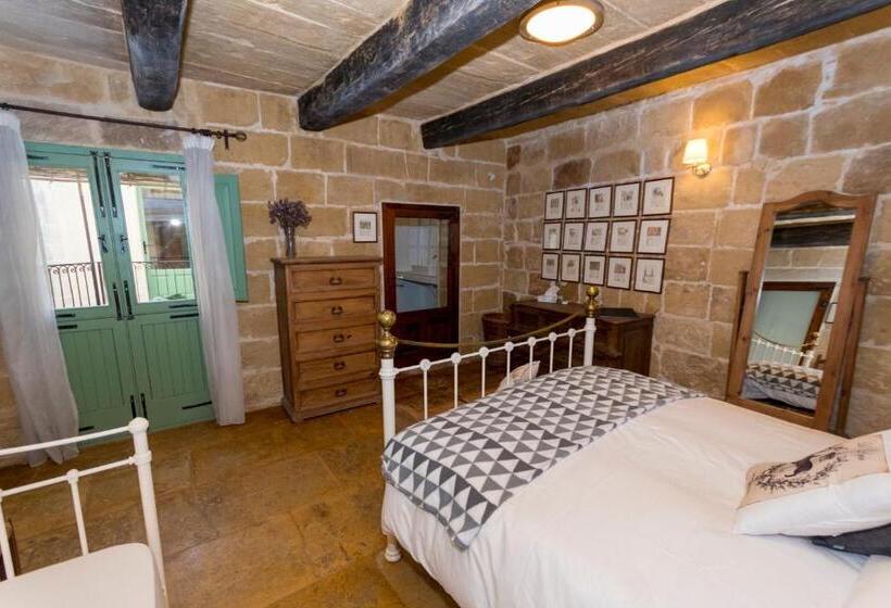 اتاق لوکس با بالکن, The Burrow Guest House