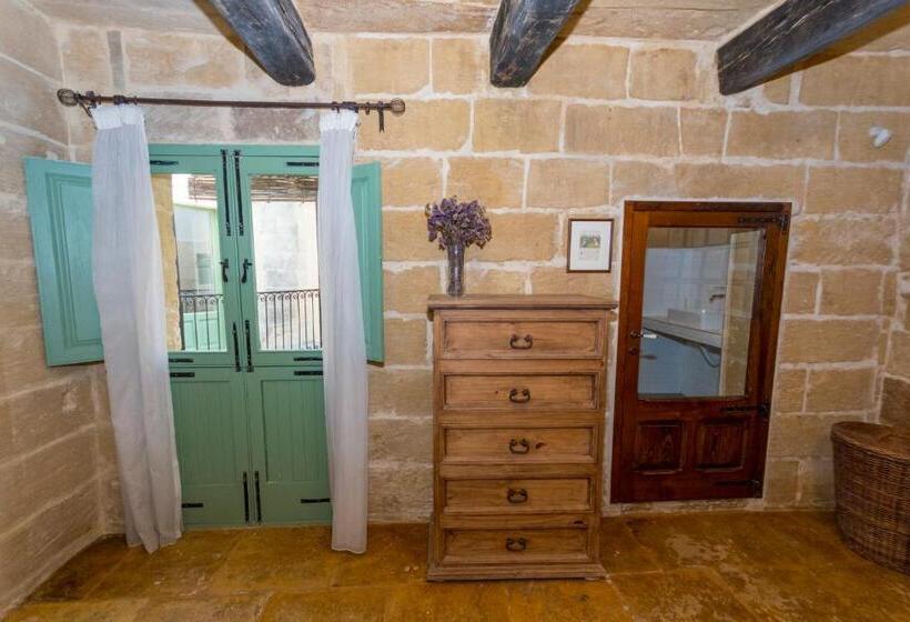 اتاق لوکس با بالکن, The Burrow Guest House