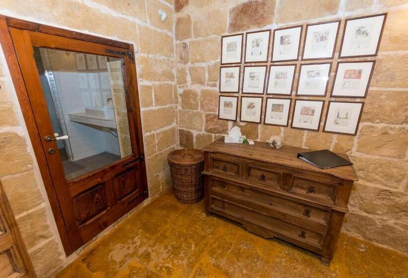 اتاق لوکس با بالکن, The Burrow Guest House