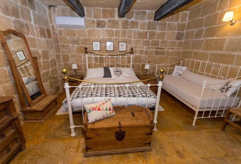 اتاق لوکس با بالکن, The Burrow Guest House