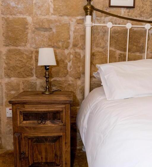 اتاق لوکس با بالکن, The Burrow Guest House