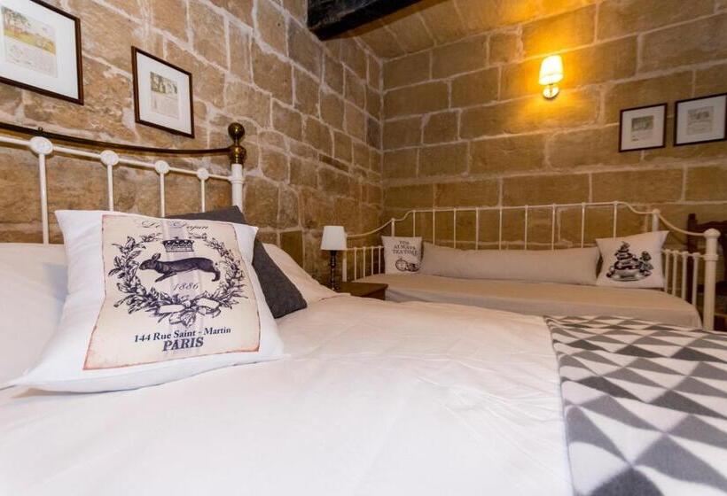 اتاق لوکس با بالکن, The Burrow Guest House