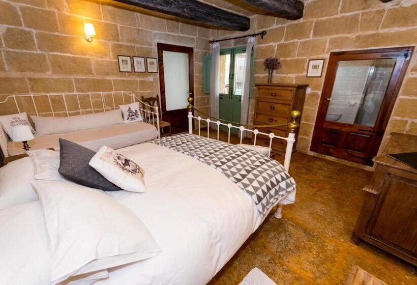 اتاق لوکس با بالکن, The Burrow Guest House