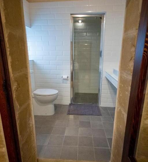 اتاق لوکس با بالکن, The Burrow Guest House