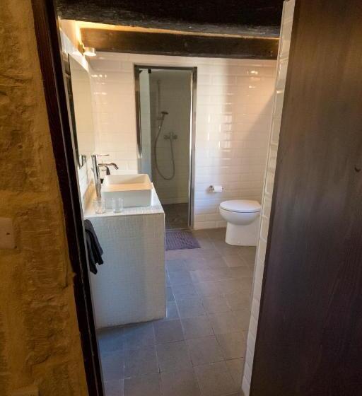 اتاق لوکس یک تخته, The Burrow Guest House