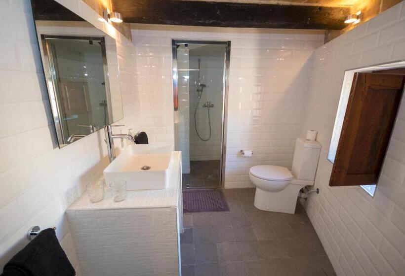 اتاق لوکس یک تخته, The Burrow Guest House