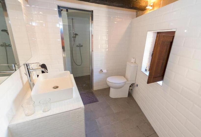 اتاق لوکس یک تخته, The Burrow Guest House