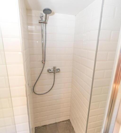 اتاق لوکس یک تخته, The Burrow Guest House