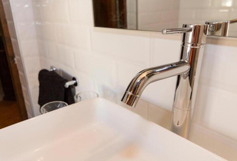 اتاق لوکس یک تخته, The Burrow Guest House