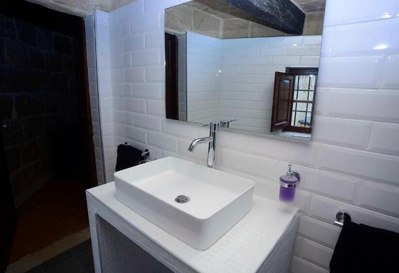 اتاق لوکس یک تخته, The Burrow Guest House