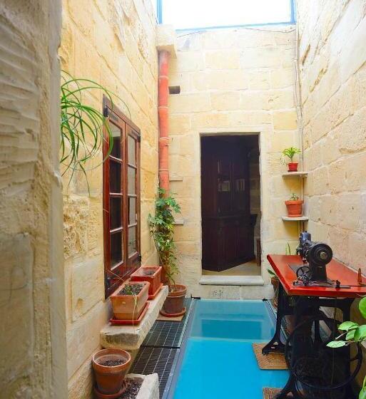اتاق لوکس یک تخته, The Burrow Guest House