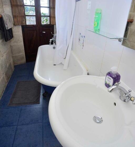 اتاق استاندارد با چشم‌انداز باغ, The Burrow Guest House