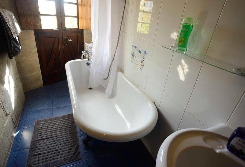 اتاق استاندارد با چشم‌انداز باغ, The Burrow Guest House