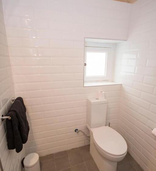 اتاق لوکس با بالکن, The Burrow Guest House