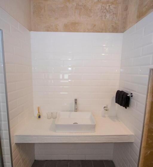 اتاق لوکس با بالکن, The Burrow Guest House