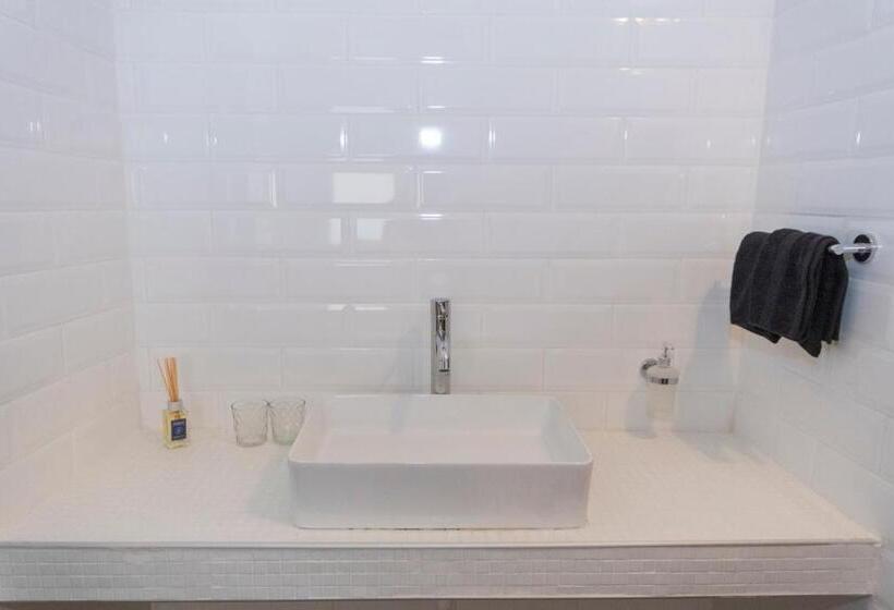 اتاق لوکس با بالکن, The Burrow Guest House