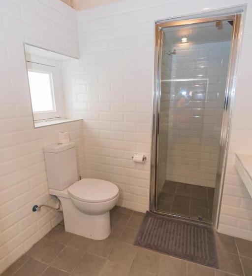 اتاق لوکس با بالکن, The Burrow Guest House