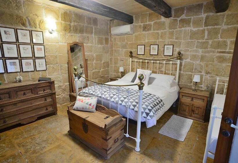 اتاق لوکس با بالکن, The Burrow Guest House