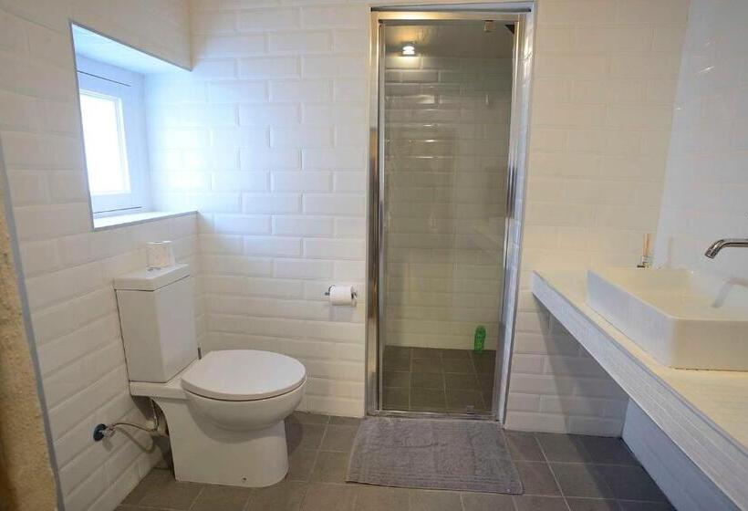 اتاق لوکس با بالکن, The Burrow Guest House