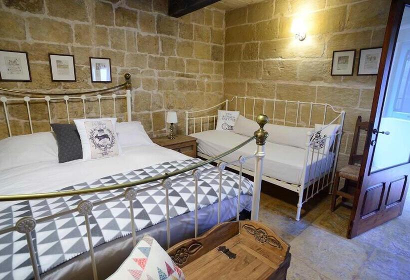 اتاق لوکس با بالکن, The Burrow Guest House