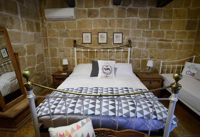 اتاق لوکس با بالکن, The Burrow Guest House