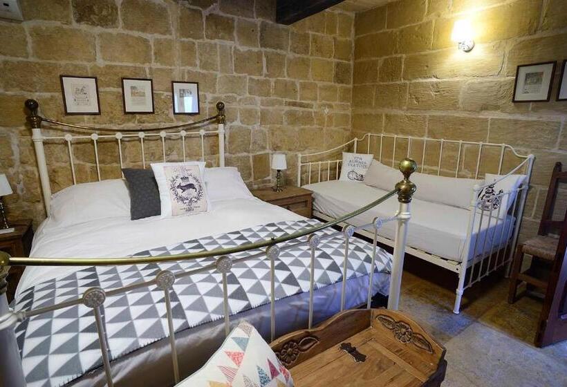 اتاق لوکس با بالکن, The Burrow Guest House