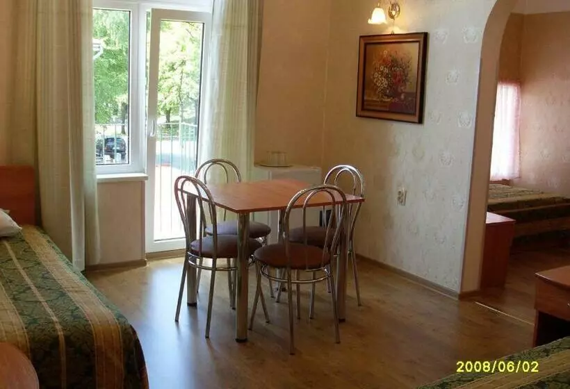 اتاق خانوادگی, Green Villa
