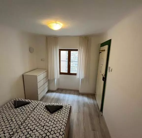 اتاق استاندارد با سرویس بهداشتی مشترک, Hostel Piran
