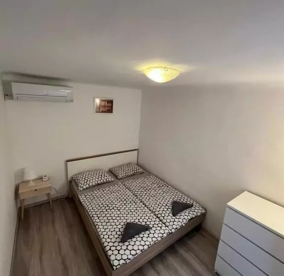 اتاق استاندارد با سرویس بهداشتی مشترک, Hostel Piran