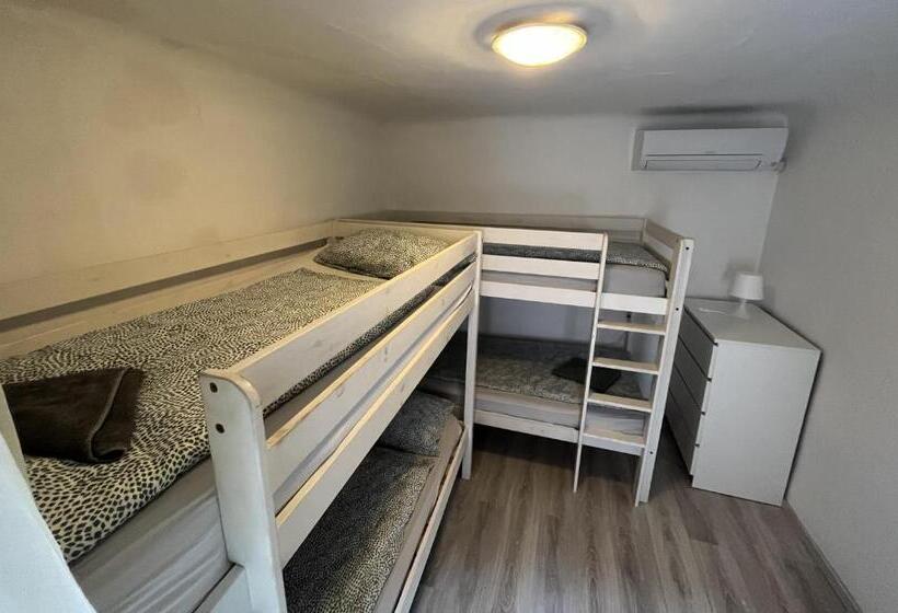 اتاق استاندارد چهارنفره با سرویس بهداشتی مشترک, Hostel Piran