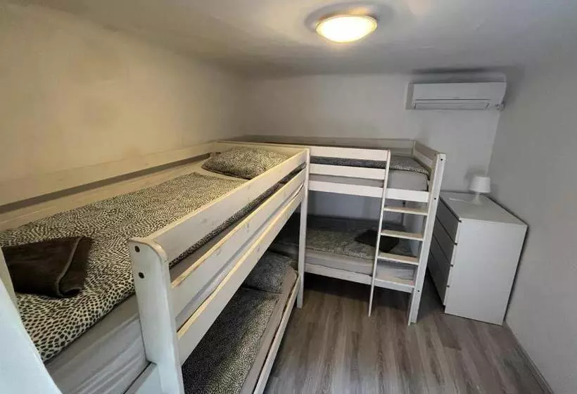 اتاق استاندارد چهارنفره با سرویس بهداشتی مشترک, Hostel Piran